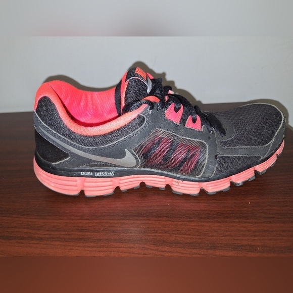 Nike Dual Fusion ST2 athletic shoes in a womens 11. Pre-loved and in great shape - Picture 10 of 13